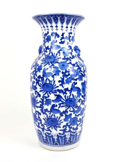 Vase

Porcelaine blanc bleu a? de?cor de...