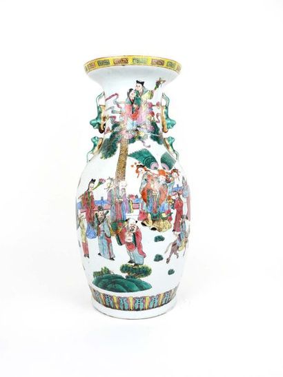 Grand vase

Porcelaine et e?maux de la famille...