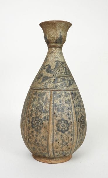 Grande bouteille de forme.Piriforme. Porcelaine...