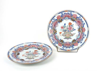 Paire d'assiettes

Porcelaine de la famille...