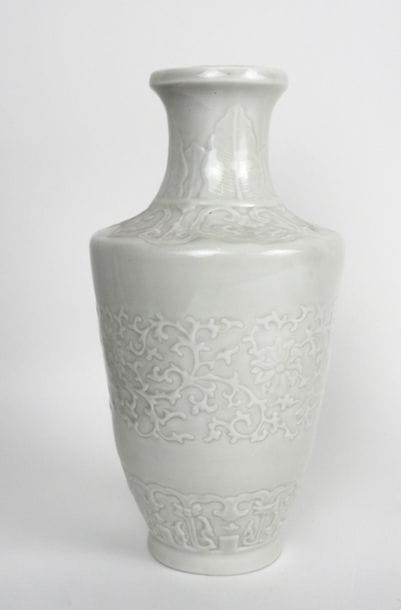 Vase blanc à décor floral.En relief. Troué...