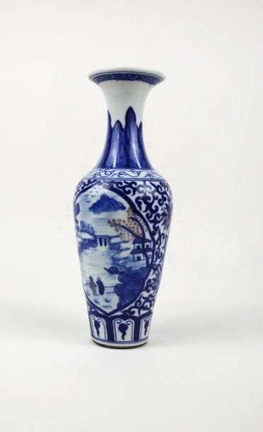 Vase balustre blanc bleu et rouge à décor...