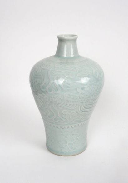 Petit vase meiping à glaçure céladon et décor...