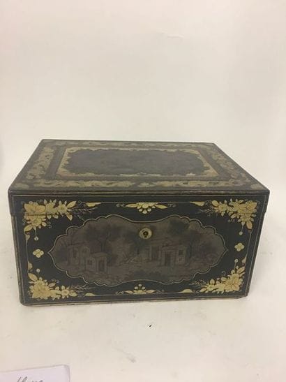 /Boite à thé en laque et dorures à décors...