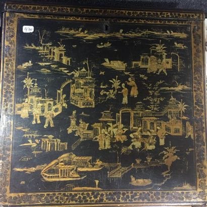 Ecritoire en laque doré à décor de scènes..Chine....