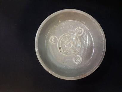 Petite coupe en céramique à glaçure grise...