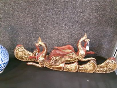 Paire d’éléments de décoration en bois laqué...