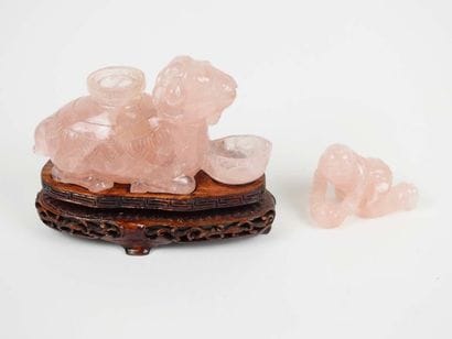 Rince pinceaux en quartz rose figurant un...