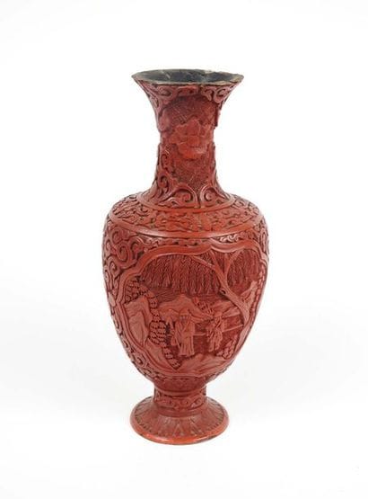 Vase dans le goût de la laque cinabre à décor...