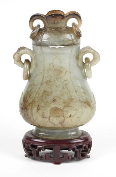Vase couvert en jadéite à décor de fleurs

H...