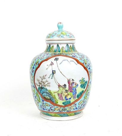 Chine 

Vase couvert en porcelaine et émaux...
