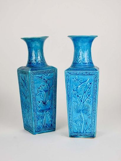 Paire de vases quadrangulaires en biscuit...