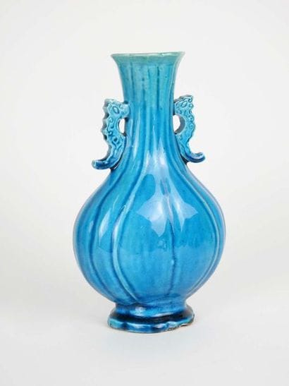 Vase à col en biscuit émaillé turquoise à...