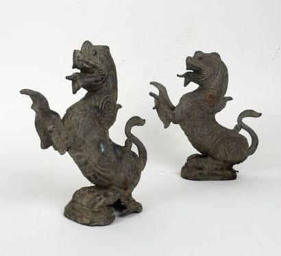 Paire de chimères en bronze. XIXe. Manqu...