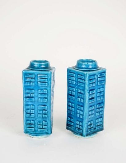 Paire de petits vases carrés à col rond en...