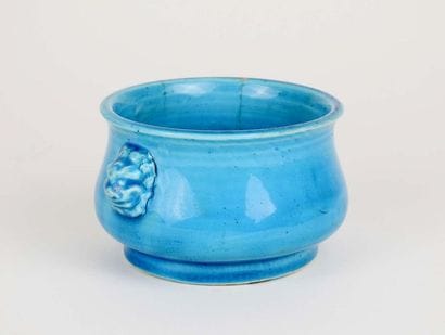 Petite coupe en biscuit émaillé turquoise...