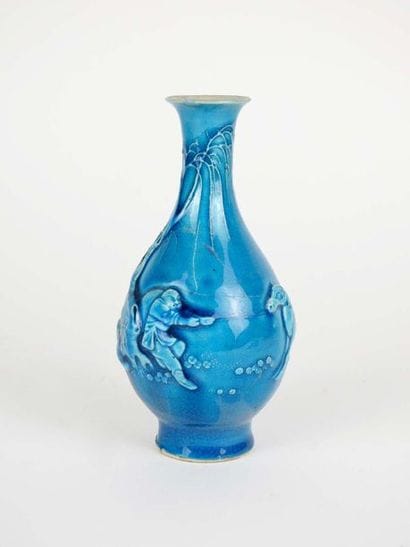 Petit vase en biscuit émaillé turquoise à...