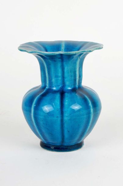 Vase à panse godronnée et à col en corolle...