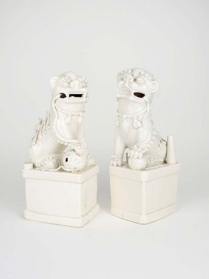Paire de chiens de Fô en blanc de chine à...