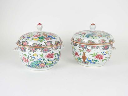 Paire de jattes à oreilles couvertes en porcelaine...