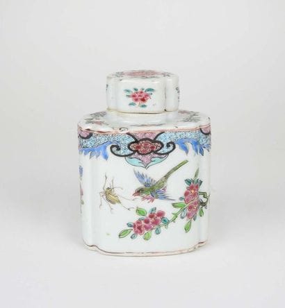 Flacon de forme polylobé en porcelaine et...