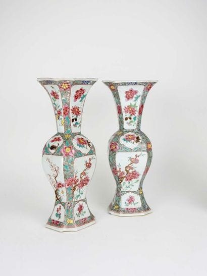 Paire de grands vases de forme octogonale...
