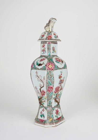 Vase couvert de forme hexagonale en porcelaine...
