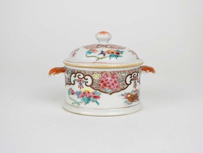 Petite boîte couverte en porcelaine et émaux...
