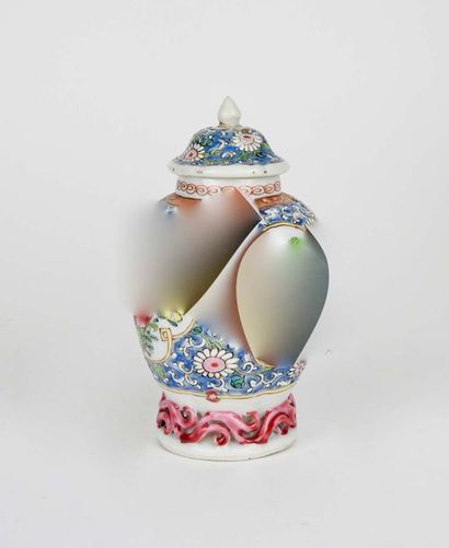Petit vase couvert en porcelaine et épaux...