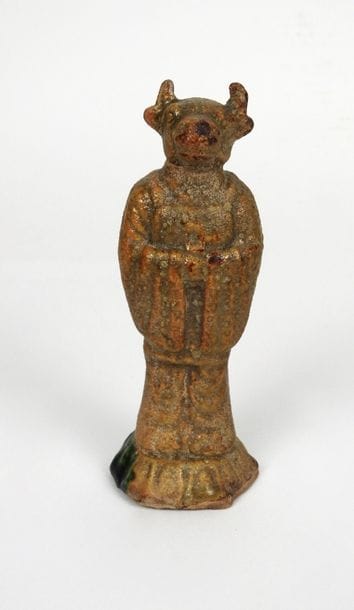 Statuette anthropomorphe à tête de buffle....