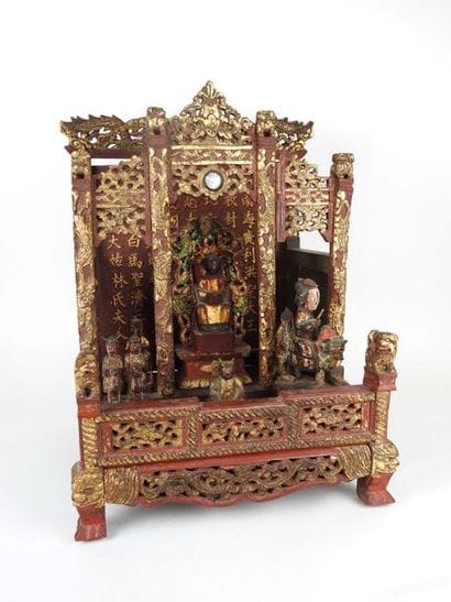 Temple d'autel en bois laqué rouge et or...