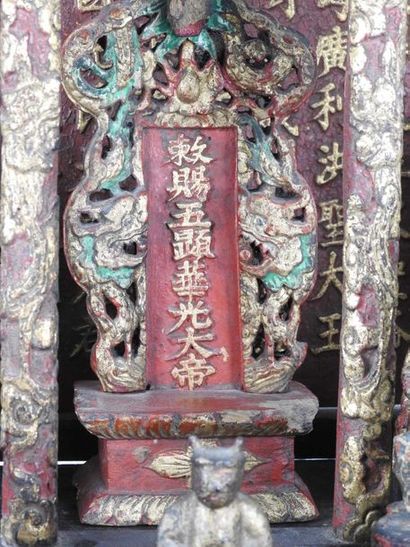 Temple d'autel en bois laqué rouge et or...