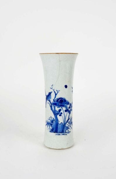 Vase de forme tulipe en porcelaine blanc...