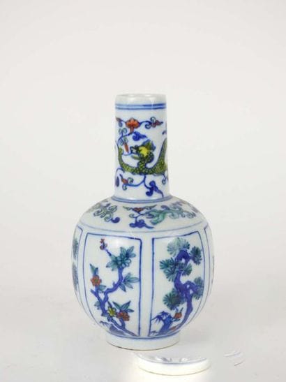 Petit vase bouteille en porcelaine polychrome...