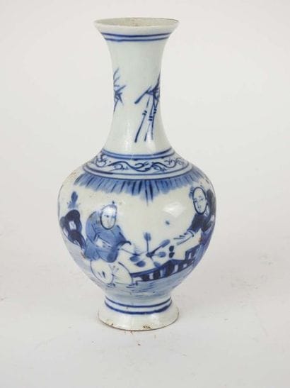 Petit vase en porcelaine blanc bleu à décor...