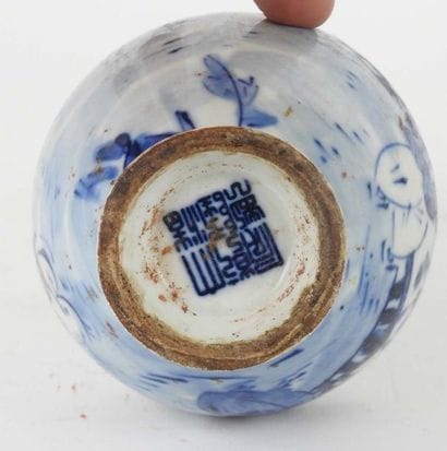 Petit vase en porcelaine blanc bleu à décor...