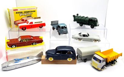 

Lot (9 pièces) comprenant :

Dinky-Toys...