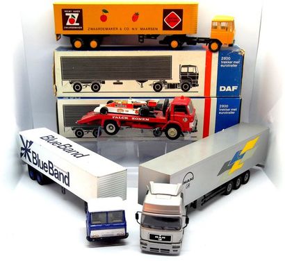 

Lot (5 pièces) comprenant :

LION CAR (Hollande)...