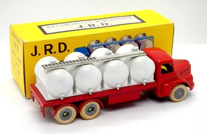 

JRD – France – métal – 1/43e (1) 



Peu...