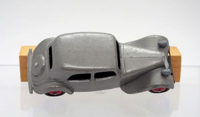 
Dinky-Toys – France - métal – 1/43e (1)

Peu...