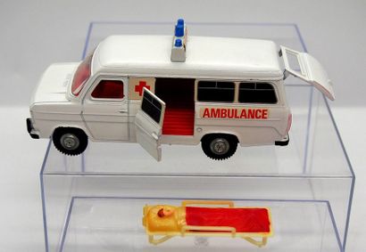 

Lot (4 pièces) comprenant :



Dinky-Toys...
