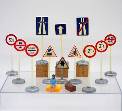

Dinky-Toys – France - métal / plastique...