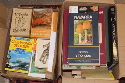 VARIA Un carton d'ouvrages modernes reliés...