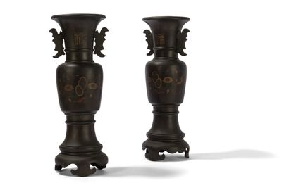 Paire de vases en bronze niellé de fils d'argent...