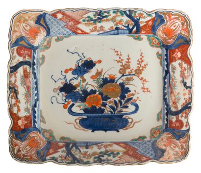 Plat rectangulaire en porcelaine, décor de...