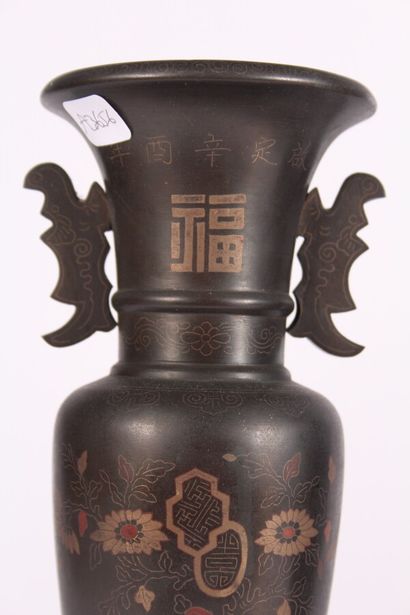 Paire de vases en bronze niellé de fils d'argent...