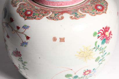 Pot à gingembre en porcelaine famille rose

Chine,...