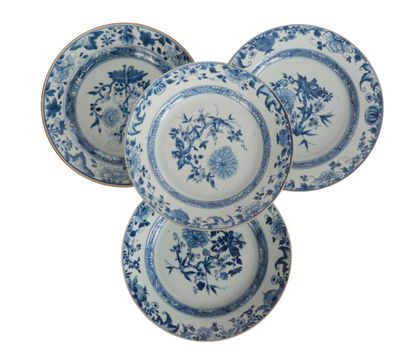Quatre assiettes en porcelaine bleu blanc

Chine,...