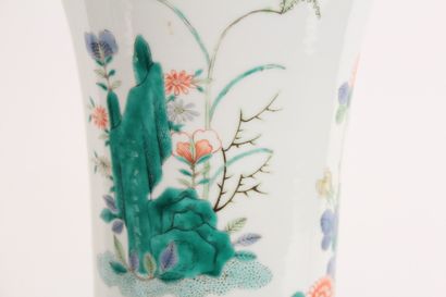 Vase cornet en porcelaine famille verte à...