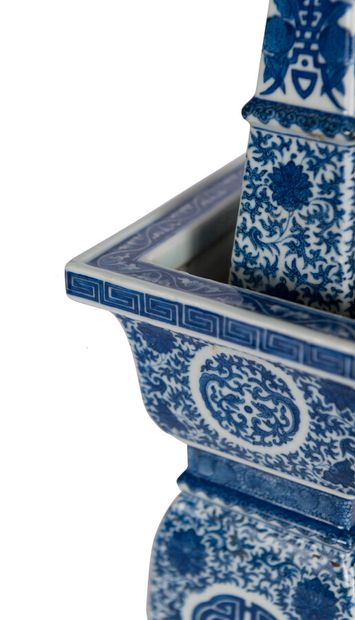 
Paire de bougeoirs en porcelaine bleu blanc...